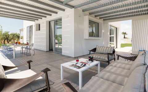 Casa Colori - Noto, Sicilia: Tafel, Meubilair, Eigendom, Bankstel, Schaduw, Hout, Interieur Ontwerp, Slaapbank, Architectuur, Woonkamer