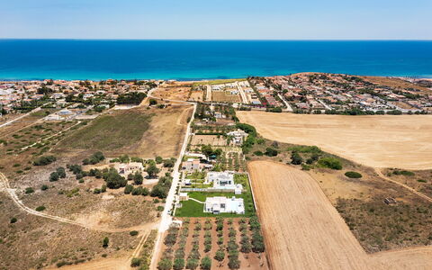 Casa Colori - Noto, Sicilia: Water, Lucht, Watervoorraden, Fabriek, Ecoregio, Azure, Natuurlijke Omgeving, Boom, Land Lot, Kust En Oceanic Landvormen