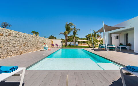 Villa Le Palme - Noto, Sicilia: Lucht, Dag, Blauw, Zwembad, Azure, Gebouw, Schaduw, Boom, Water, Hout