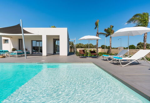 Villa Le Palme - Noto, Sicilia: Water, Lucht, Eigendom, Fabriek, Zwembad, Azure, Blauw, Gebouw, Buitenmeubels, Schaduw