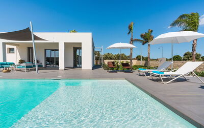 Villa Le Palme - Noto, Sicilia: Water, Lucht, Eigendom, Fabriek, Zwembad, Azure, Blauw, Gebouw, Buitenmeubels, Schaduw