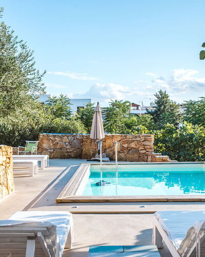 Villa Trullo - Torricella, Puglia: Water, Lucht, Dag, Eigendom, Fabriek, Zwembad, Wolk, Azure, Natuur, Boom