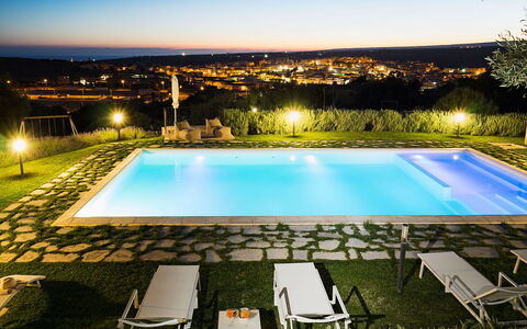 Casapietra - Scicli, Sicilia: Water, Lucht, Zwembad, Fabriek, Licht, Gebouw, Natuur, Azure, Boom, Stoel