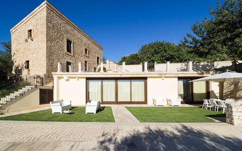Casapietra - Scicli, Sicilia: Fabriek, Lucht, Gebouw, Eigendom, Boom, Venster, Land Lot, Gras, Deur, Huis