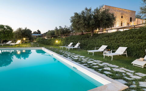 Casapietra - Scicli, Sicilia: Water, Lucht, Fabriek, Eigendom, Meubilair, Zwembad, Gebouw, Azure, Boom, Architectuur