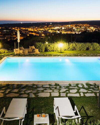 Casapietra - Scicli, Sicilia: Water, Lucht, Zwembad, Fabriek, Licht, Gebouw, Natuur, Azure, Boom, Stoel