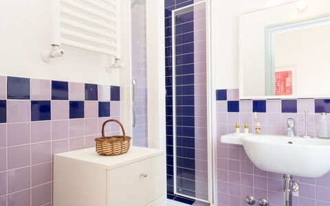 Angelico: Eigendom, Wit, Purper, Loodgieterswerkinrichting, Blauw, Azure, Badkamer, Rechthoek, Interieur Ontwerp, Verdieping