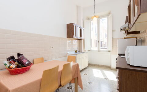 Angelico: Meubilair, Tafel, Hout, Venster, Cabinetry, Gebouw, Flooring, Keuken, Verdieping, Stoel