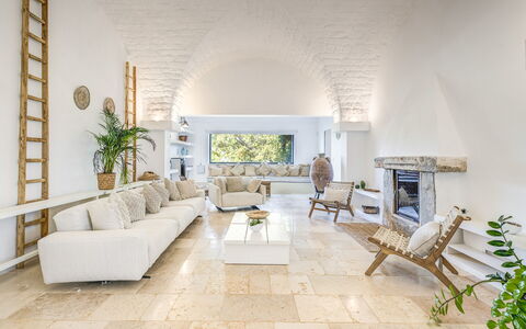 Masseriola Di Puglia: Bankstel, Fabriek, Meubilair, Kamerplant, Interieur Ontwerp, Verdieping, Woonkamer, Tafel, Fotolijst, Slaapbank