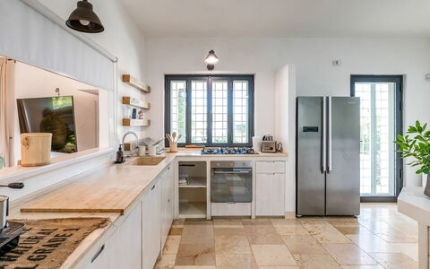 Masseriola Di Puglia: Cabinetry, Countertop, Venster, Fabriek, Wastafel, Gootsteen, Hout, Kamerplant, Keuken, Interieur Ontwerp