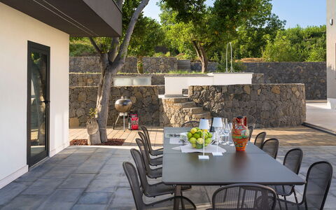 Villa Decoro - Mascali, Sicilia: Tafel, Meubilair, Fabriek, Stoel, Bloempot, Boom, Kamerplant, Interieur Ontwerp, Buitentafel, Buitenmeubels