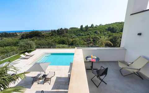 Villa Decoro - Mascali, Sicilia: Lucht, Meubilair, Gebouw, Tafel, Fabriek, Stoel, Zwembad, Water, Buitenmeubels, Schaduw