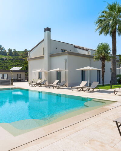 Villa Decoro - Mascali, Sicilia: Water, Lucht, Eigendom, Gebouw, Fabriek, Zwembad, Azure, Boom, Schaduw, Buitenmeubels