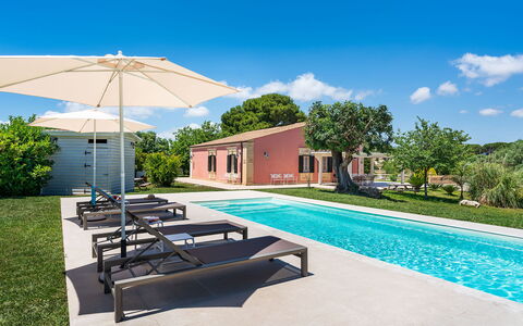 Casa Desiderio - Siracusa, Sicilia: Fabriek, Water, Eigendom, Wolk, Lucht, Gebouw, Zwembad, Boom, Schaduw, Buitenmeubels