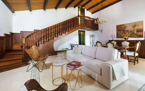 Casa Desiderio - Siracusa, Sicilia: Meubilair, Bankstel, Gebouw, Tafel, Interieur Ontwerp, Woonkamer, Fotolijst, Huis, Kamerplant, Verdieping