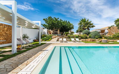 Casa Ocra - Misiliscemi, Sicilia: Wolk, Fabriek, Gebouw, Lucht, Eigendom, Water, Azure, Zwembad, Boom, Schaduw