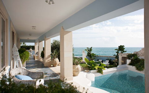 Villa Amena - Siracusa, Sicilia: Fabriek, Lucht, Water, Eigendom, Gebouw, Azure, Schaduw, Kamerplant, Arecales, Badplaats