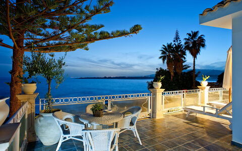 Villa Amena - Siracusa, Sicilia: Water, Lucht, Eigendom, Fabriek, Blauw, Badplaats, Azure, Tafel, Buitenmeubels, Arecales