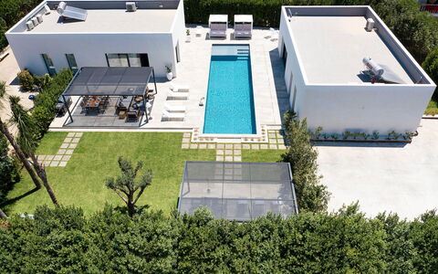 Villa Duetto - Siracusa, Sicilia: Fabriek, Land Lot, Gras, Stedelijk Ontwerp, Venster, Gebouw, Woongebied, Boom, Dak, Facade