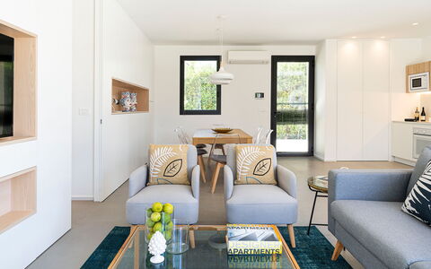 Villa Duetto - Siracusa, Sicilia: Tafel, Fotolijst, Meubilair, Eigendom, Bankstel, Fabriek, Groen, Azure, Woonkamer, Venster