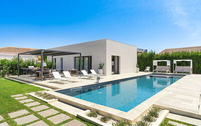 Villa Duetto - Siracusa, Sicilia: Fabriek, Lucht, Water, Eigendom, Azure, Zwembad, Schaduw, Architectuur, Rechthoek, Gebouw