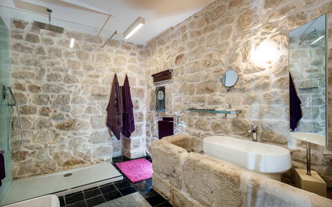 Casa Masseria - Scicli, Sicilia: Spiegel, Kraan, Loodgieterswerkinrichting, Eigendom, Bad, Gebouw, Purper, Badkamer, Wastafel, Interieur Ontwerp