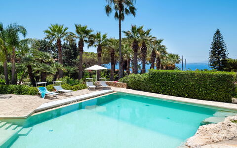 Villa Diamante - Siracusa, Sicilia: Water, Fabriek, Eigendom, Zwembad, Lucht, Azure, Boom, Gebouw, Arecales, Vrije Tijd