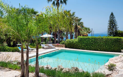 Villa Diamante - Siracusa, Sicilia: Water, Fabriek, Lucht, Eigendom, Plantkunde, Azure, Natuur, Zwembad, Natuurlijk Landschap, Vegetation