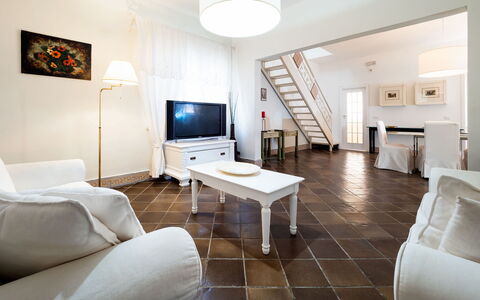 Villa Diamante - Siracusa, Sicilia: Meubilair, Tafel, Eigendom, Bankstel, Televisie, Comfort, Gebouw, Interieur Ontwerp, Woonkamer, Flooring