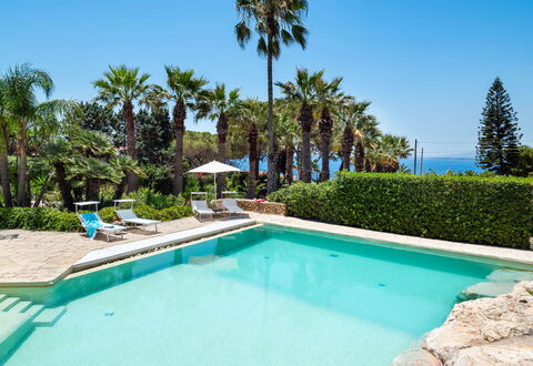 Villa Diamante - Siracusa, Sicilia: Water, Fabriek, Eigendom, Zwembad, Lucht, Azure, Boom, Gebouw, Arecales, Vrije Tijd