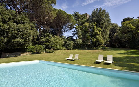Torre Delle Cornacchie: Water, Fabriek, Lucht, Wolk, Zwembad, Azure, Schaduw, Gras, Boom, Rechthoek