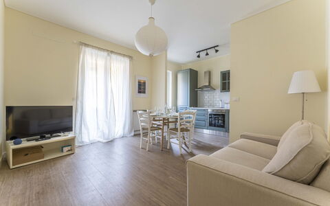 Spacious Apartment In Sori With Large Terrace - So: Meubilair, Tafel, Comfort, Azure, Bankstel, Hout, Gebouw, Schaduw, Huis, Lamp