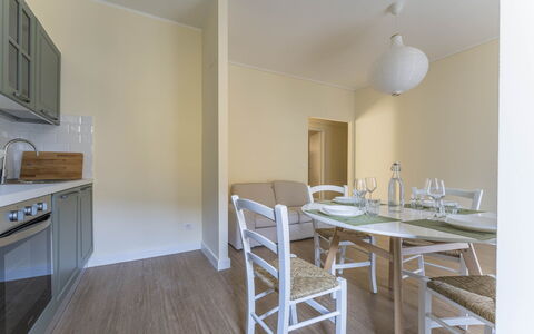 Spacious Apartment In Sori With Large Terrace - So: Eigendom, Meubilair, Tafel, Hout, Stoel, Gebouw, Verlichting, Interieur Ontwerp, Flooring, Verdieping