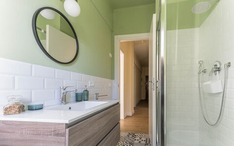 Spacious Apartment In Sori With Large Terrace - So: Spiegel, Gebouw, Kraan, Eigendom, Loodgieterswerkinrichting, Fotograaf, Wastafel, Badkamerkast, Wit, Badkamer
