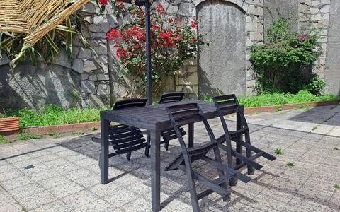 Spacious Apartment In Sori With Large Terrace - So: Fabriek, Bloem, Gebouw, Plantkunde, Buitenmeubels, Openluchtbank, Buitentafel, Gras, Bloempot, Flooring