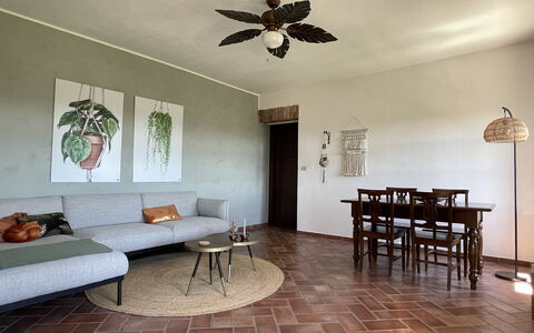 Casa 'il Nocciolo': Tafel, Meubilair, Eigendom, Fotolijst, Bankstel, Interieur Ontwerp, Verlichting, Hout, Flooring, Plafondventilator