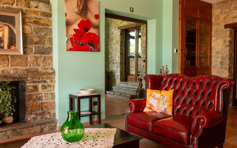 Villa Trivigno: Meubilair, Interieur Ontwerp, Muur, Flooring, Hout, Verdieping, Kamer, Woonkamer, Bankstel, Plafond