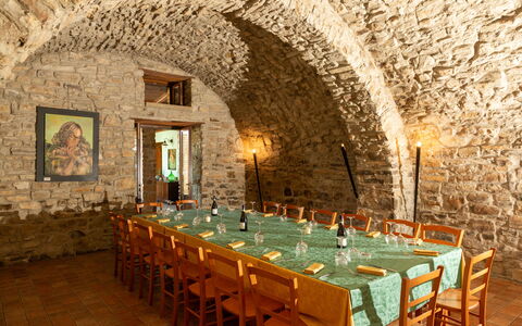 Villa Trivigno: Meubilair, Tafel, Stoel, Keuken En Eettafel, Restaurant, Plafond, Buitentafel, Eetkamer, Buitenmeubels, Tafelkleed