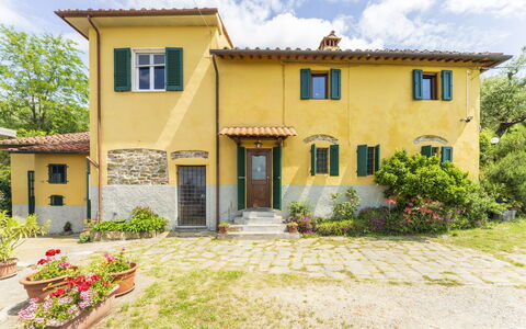 La Casa Di Elda, Holiday Home With Pool, Uzzano, T: Fabriek, Wolk, Gebouw, Venster, Lucht, Deur, Boom, Huis, Land Lot, Gras