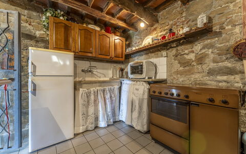 La Casa Di Elda, Holiday Home With Pool, Uzzano, T: Cabinetry, Countertop, Hout, Gebouw, Keuken, Toestel Van De Keuken, Fornuis, Interieur Ontwerp, Verdieping, Flooring