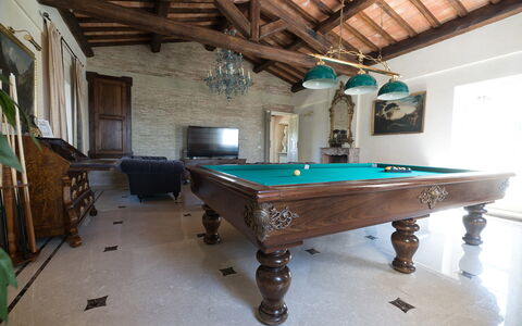 Luxury Villa Con Spa e Panorama a 40 Min Da Roma: Biljarttafel, Tafel, Biljartkamer, Pool, Biljart, Hout, Recreatie Ruimte, Gebouw, Interieur Ontwerp