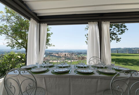 Luxury Villa Con Spa e Panorama a 40 Min Da Roma: Gebouw, Lucht, Fabriek, Dag, Eigendom, Tafel, Tableware, Schaduw, Textiel, Stoel
