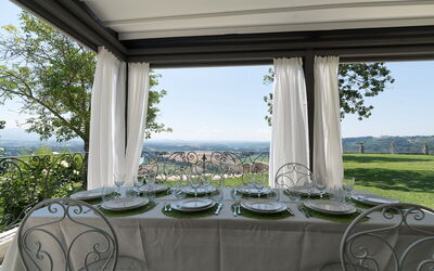 Luxury Villa Con Spa e Panorama a 40 Min Da Roma: Gebouw, Lucht, Fabriek, Dag, Eigendom, Tafel, Tableware, Schaduw, Textiel, Stoel