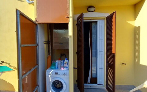 Casale Al Mare: Wasmachine, Gebouw, Wasdroger, Wasruimte, Deur, Schaduw, Hout, Muur, Onroerend Goed, Huis