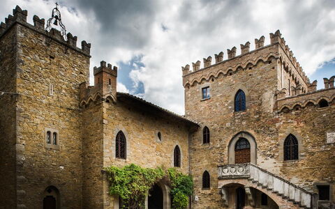Palazzo Trasimeno: Wolk, Lucht, Gebouw, Fabriek, Venster, Huis, Facade, Stad, Boom, Boog