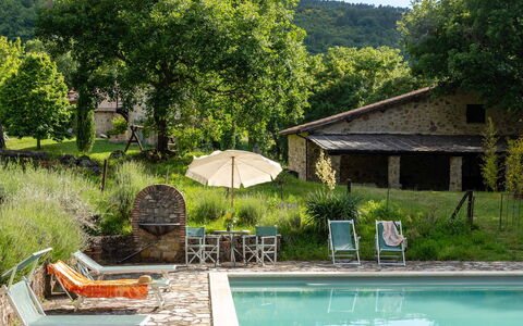 Villa Amiata: Water, Fabriek, Eigendom, Gebouw, Groen, Natuur, Paraplu, Boom, Zwembad, Buitenmeubels