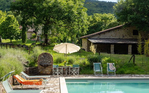 Villa Amiata: Water, Fabriek, Eigendom, Gebouw, Groen, Natuur, Paraplu, Boom, Zwembad, Buitenmeubels
