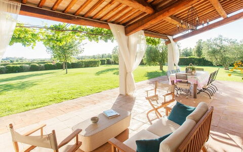 Villa Sant'andrea: Fabriek, Meubilair, Tafel, Eigendom, Stoel, Hout, Boom, Schaduw, Buitenmeubels, Veranda