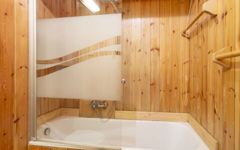 Masserini View Apartment: Hout, Flooring, Verdieping, Interieur Ontwerp, Loodgieterswerkinrichting, Badkamer, Kamer, Bad, Loodgieter, Beits