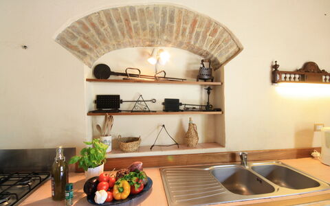 Podere Le Muricce: Gootsteen, Eigendom, Wastafel, Countertop, Kraan, Cabinetry, Keuken, Fornuis, Hout, Interieur Ontwerp